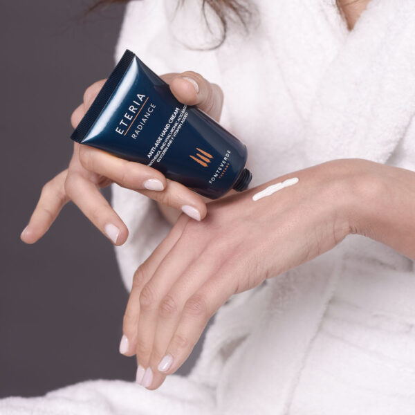 Eteria radiance crema mani anti age hand cream - applicazione crema